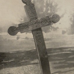 FMG057: A carved wooden cross at Hani i Çesmës (now Gruemirë-Çesme), north of Shkodra, Albania (photo: Friedrich Markgraf, 1924-1928).