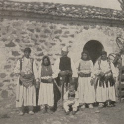 FMG061: A family at Kullaxhi on the Gjadër River in the Mirdita region of Albania (photo: Friedrich Markgraf, 1924-1928).