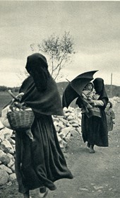 GM007: Women going to market at Shkodra (Photo: Giuseppe Massani, 1940).