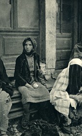 GM009: Women at Shkodra market (Photo: Giuseppe Massani, 1940).