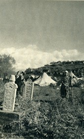 GM013: Nomads and Muslim graves near Shkodra (Photo: Giuseppe Massani, 1940).