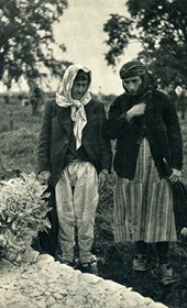 GM015: Two women at a grave, near Shkodra (Photo: Giuseppe Massani, 1940).