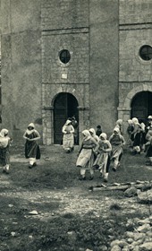 GM017: Women of Bërdica emerging from mass (Photo: Giuseppe Massani, 1940).