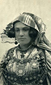 GM019: Female costume from around Shkodra (Photo: Giuseppe Massani, 1940).