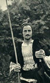 GM020: A peasant from Milot on the Mat River (Photo: Giuseppe Massani, 1940).