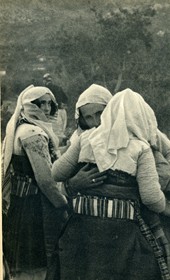 GM023: Northern Albanian women greeting one another (Photo: Giuseppe Massani, 1940).