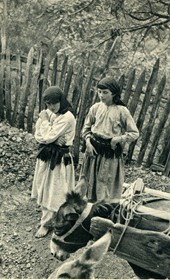 GM027: Two girls in Mirdita (Photo: Giuseppe Massani, 1940).