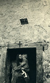 GM036: Woman and child at a doorway in the Shala Valley (Photo: Giuseppe Massani, 1940).