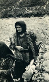 GM040: Shepherd woman of Shala with her spindle (Photo: Giuseppe Massani, 1940).