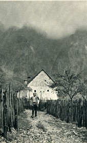 GM042: House in or around Theth in the Shala Valley (Photo: Giuseppe Massani, 1940).