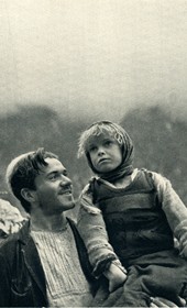 GM048: Father and daughter in Okol in the Shala Valley (Photo: Giuseppe Massani, 1940).