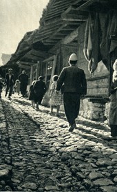 GM052: The bazaar of Kruja (Photo: Giuseppe Massani, 1940).