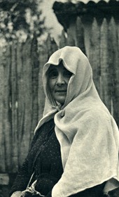 GM056: Peasant woman in Kruja (Photo: Giuseppe Massani, 1940).