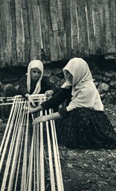 GM058: Women in Kruja weaving. (Photo: Giuseppe Massani, 1940).