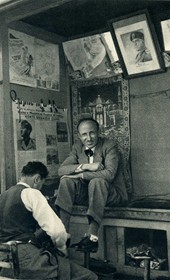 GM066: Shoe shining in Tirana (Photo: Giuseppe Massani, 1940).