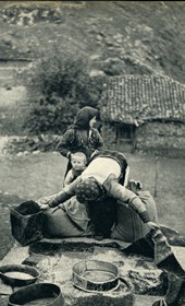 GM073: Peasant women making flour at Lin on Lake Ohrid (Photo: Giuseppe Massani, 1940).