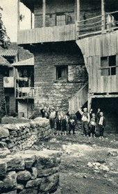 GM074: Houses and children at Lin on Lake Ohrid (Photo: Giuseppe Massani, 1940).