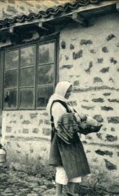 GM075: Peasant women at Lin on Lake Ohrid (Photo: Giuseppe Massani, 1940).