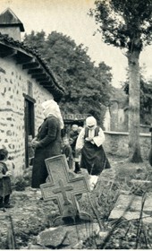GM076: Women and children in an Orthodox church graveyard at Lin on Lake Ohrid (Photo: Giuseppe Massani, 1940).