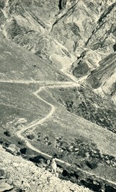 GM082: Serpentines on the road to Himara, taken from Llogara Pass (Photo: Giuseppe Massani, 1940).