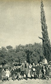 GM085: Giuseppe Massani and a group of schoolchildren in Himara (Photo: Giuseppe Massani, 1940).