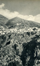 GM087: The village of Dhërmi in Himara (Photo: Giuseppe Massani, 1940).