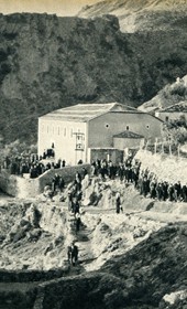 GM089: People leaving church in Dhërmi (Photo: Giuseppe Massani, 1940).