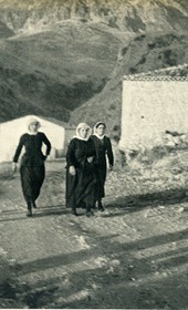 GM090: Three women in Dhërmi (Photo: Giuseppe Massani, 1940).