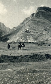 GM103: View of Këlcyra, with the residence (sarajet) of Ali Bey Këlcyra on the mountainside (Photo: Giuseppe Massani, 1940).