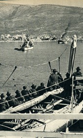 GM128: Italian troops disembarking at Saranda, then called Porto Edda (Photo: Giuseppe Massani, 1940).