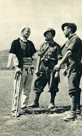 GM132: An Albanian talking to two Italian soldiers (Photo: Giuseppe Massani, 1940).