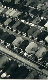GM146: Muslims at prayer in Durrës (Photo: Giuseppe Massani, 1940).