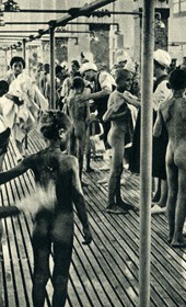 GM160: Washing Albanian children, in Bari in southern Italy (Photo: Giuseppe Massani, 1940).