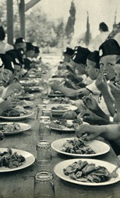 GM162: Albanian boys having a meal (Photo: Giuseppe Massani, 1940).