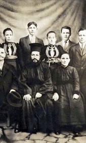 THR009: Dardha: Group portrait with an Orthodox priest (Photo: Thimi Raci, ca. 1926-1935).