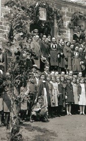 THR021: Dardha: Villagers and pupils gathered in front of the schoolhouse for the national holiday (Photo: Thimi Raci, 28 November 1937).