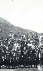 THR022: Dardha: Women in a line doing their traditional Dardha Dance (Photo: Thimi Raci, 16 August 1936).