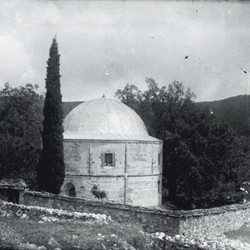 DhV008: The mausoleum (tyrbe) of the Bektashi tekke (convent) of Haxhi Baba Horasani in Qesaraka. Kolonja, Albania (photo: Dhimitër Vangjeli).