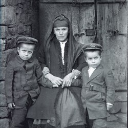 DhV017: An elderly lady and her two grandsons. Kolonja, Albania (photo: Dhimitër Vangjeli).