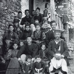 DhV019: A large, extended family from the Kolonja region (note the women’s hats!). Albania (photo: Dhimitër Vangjeli).
