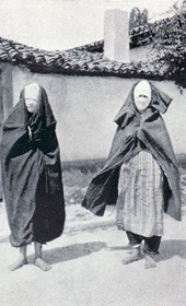FW128C: “Veiled Muslim women” (Photo: Friedrich Wallisch, 1931).