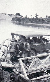 FW129A: “Crossing the Seman River: the car is put onto the ferry with great care” (Photo: Friedrich Wallisch, 1931).