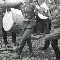 KGW018: Street celebrations marking the return to Kosovo of Albanian prisoners of war (photo: Georg Westermann, May 1944).